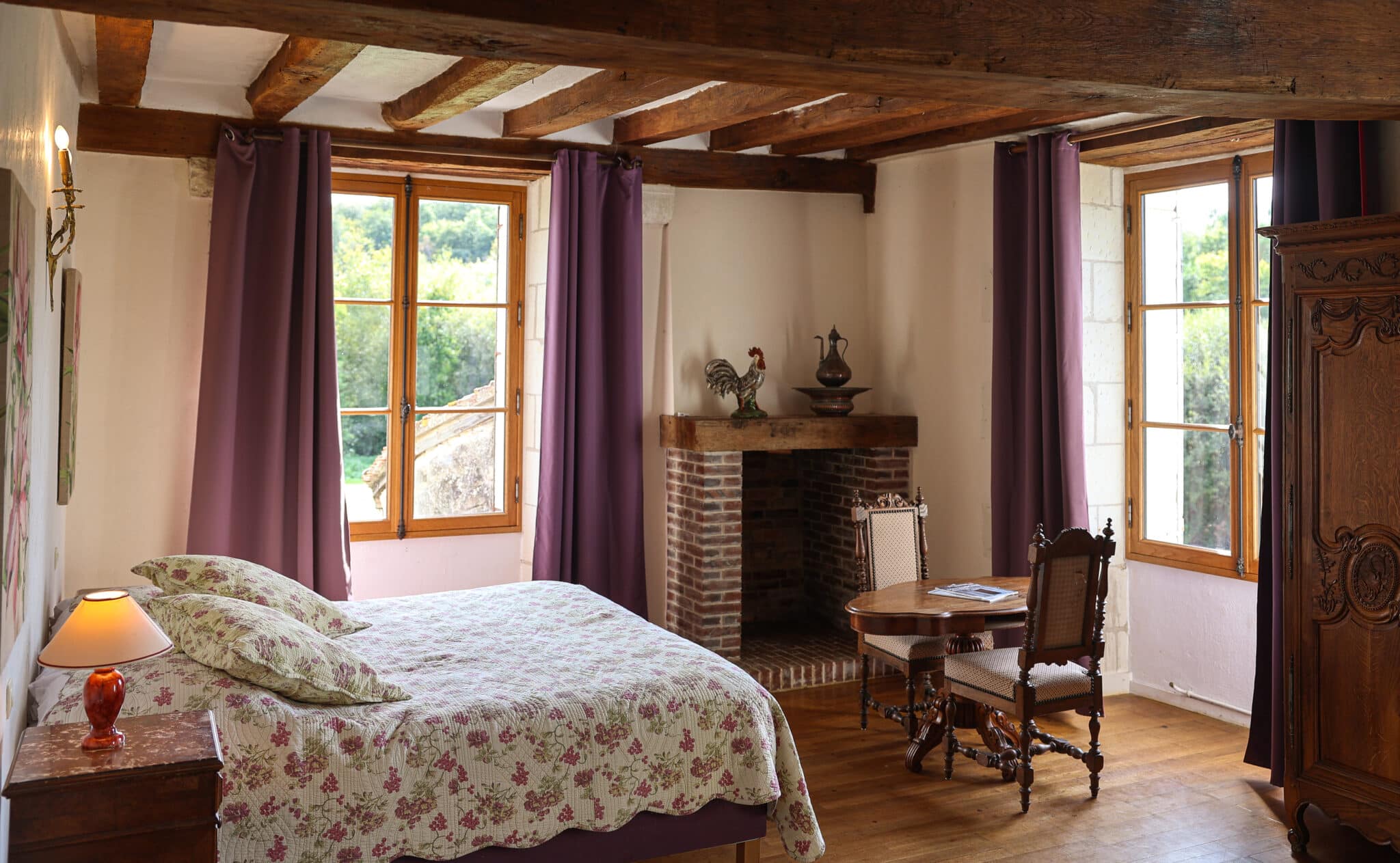 Chambre Pastorale du Château de la Corroirie – vue sur les douves, baignoire sur pieds et couchers de soleil