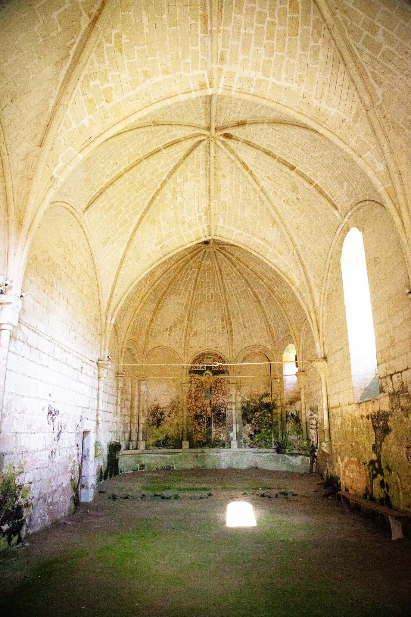 Église fortifiée de la Corroirie consacrée en 1206