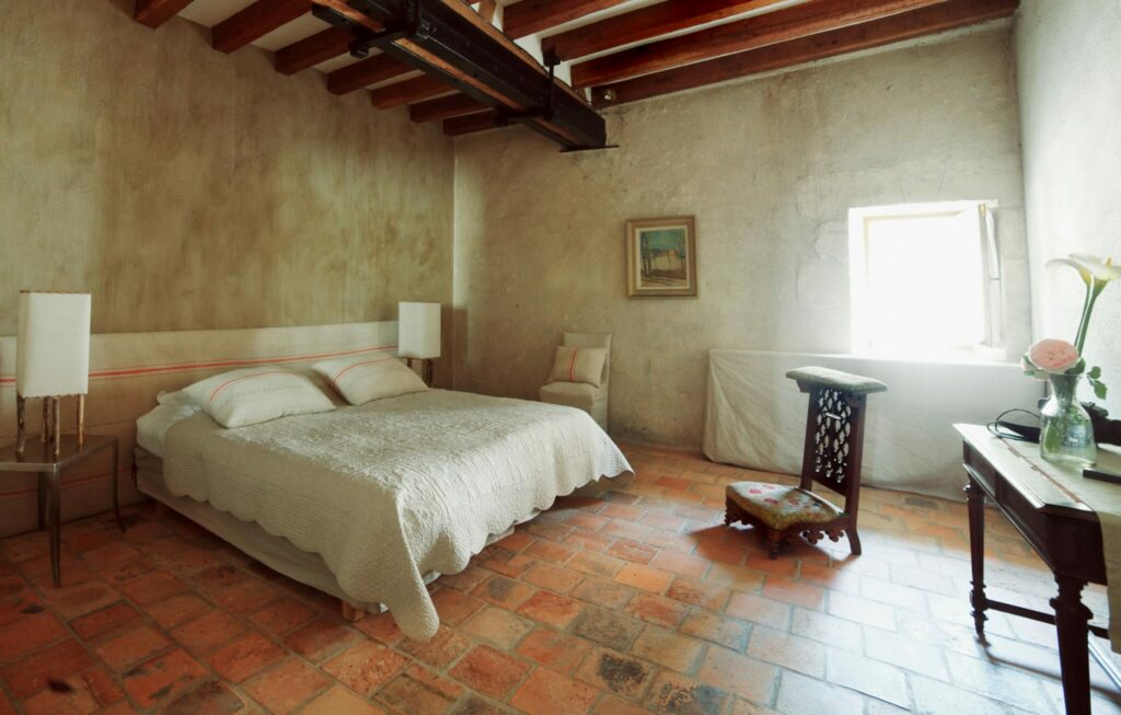 Chambre Monacale au Château-Monastère de la Corroirie, style épuré et lit King Size, entre Loches et Montrésor en Val de Loire