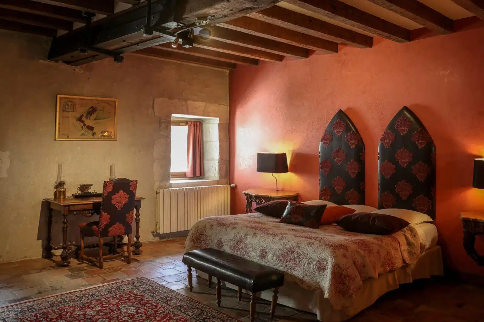 Chambre Seigneuriale du château-monastère de la Corroirie, poutres anciennes et espace intérieur