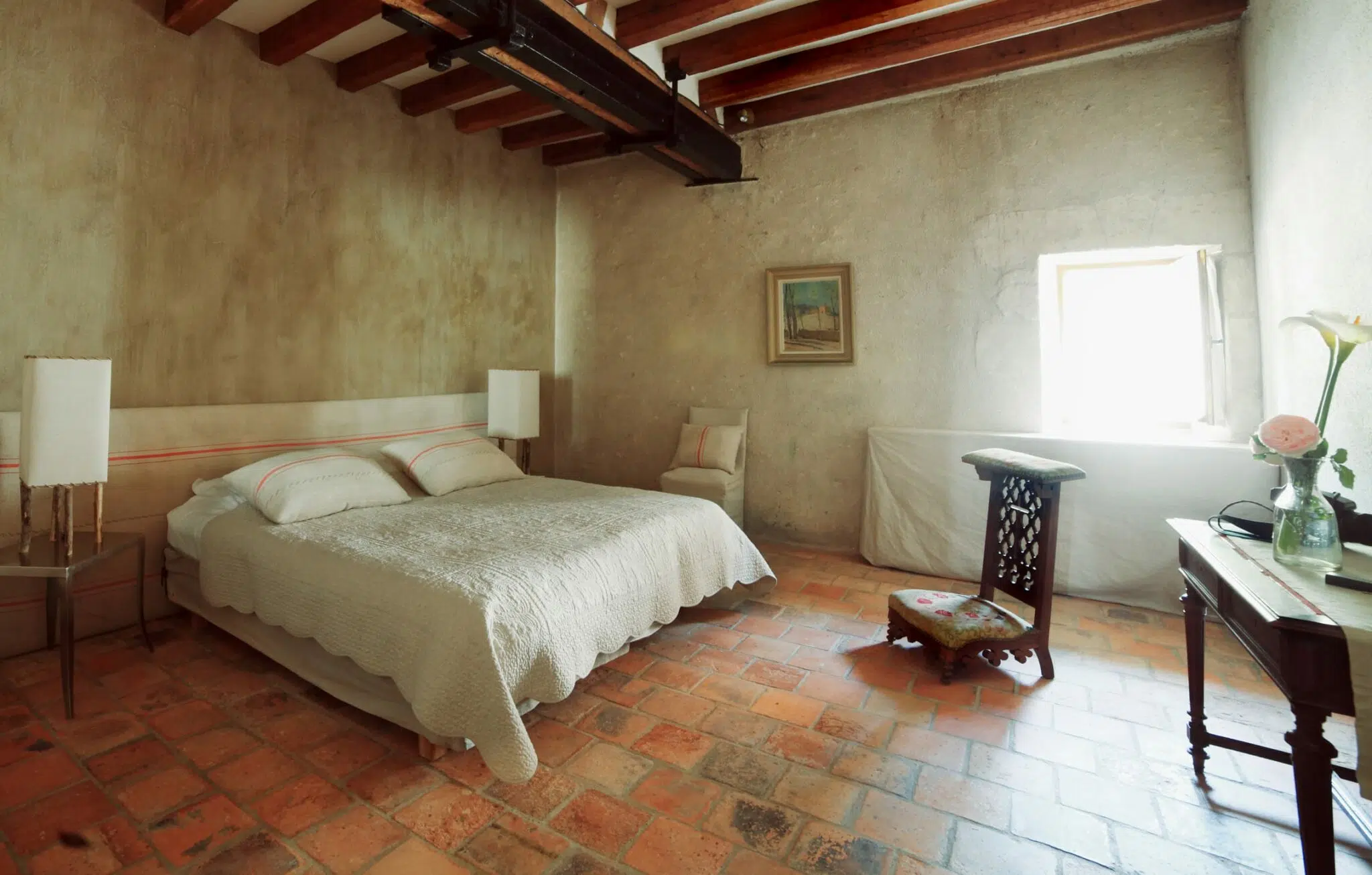 Chambre Monacale de la Corroirie, chambre sobre et intérieure dans le château-monastère