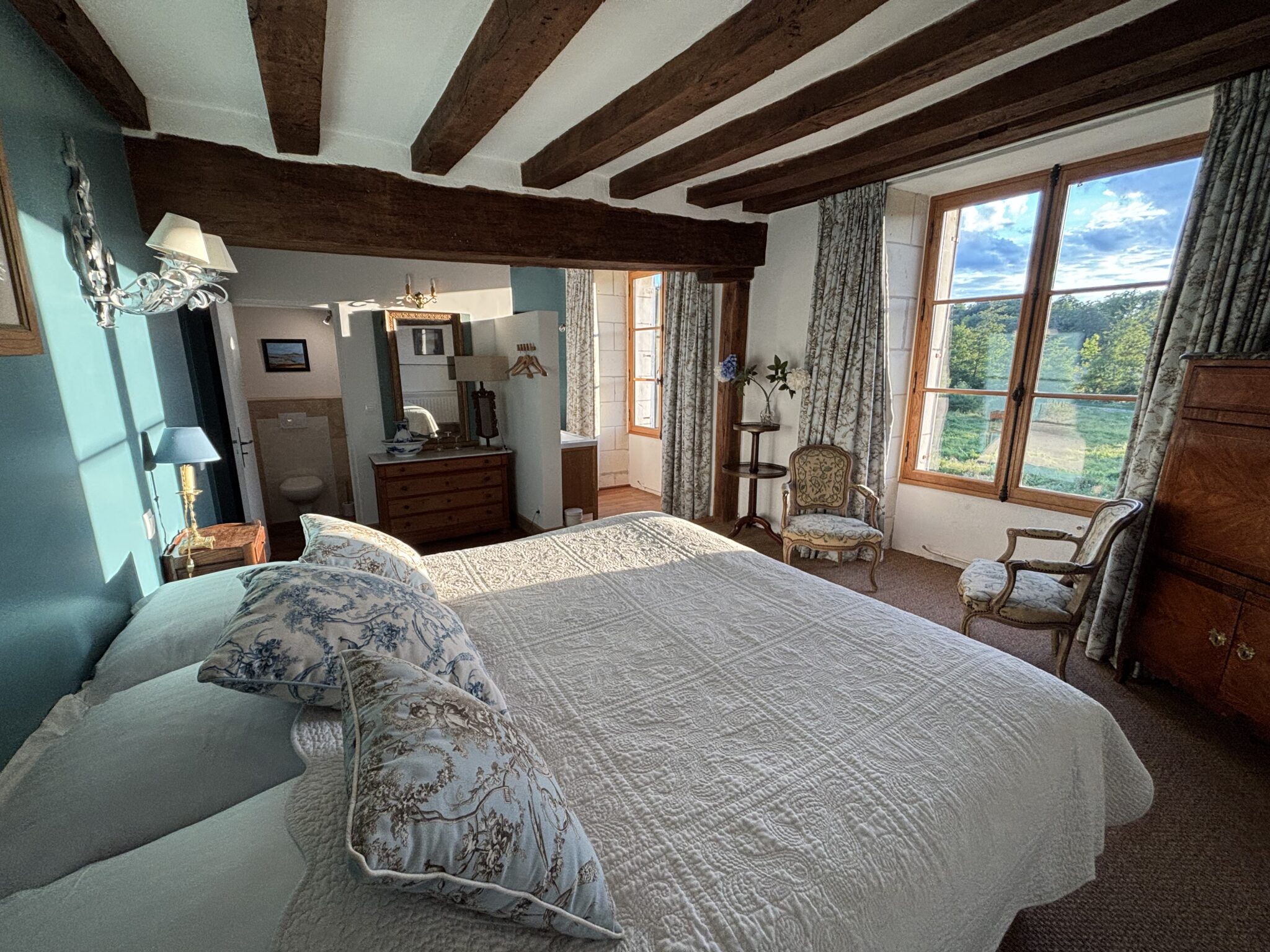 Chambre Moniale du château de la Corroirie avec vue sur le parc, les douves et la vallée en Touraine