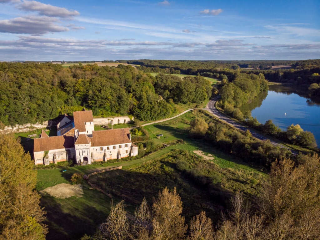 Vue du château-monastère de la Corroirie entouré de nature en Touraine