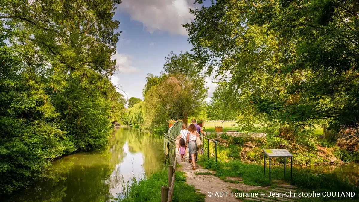 Village de Montrésor le long de l’Indrois